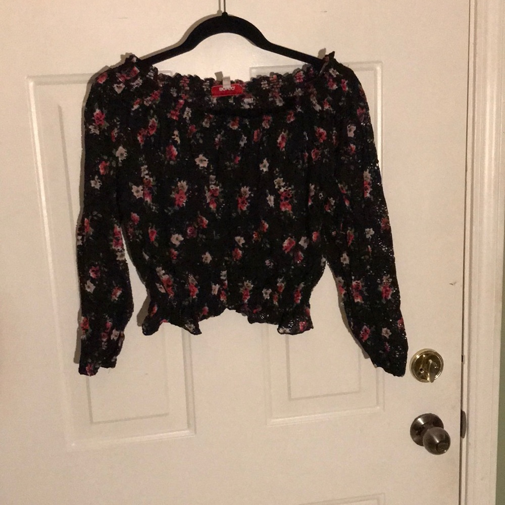 Elastic and lace crop top